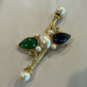 Monet brooch
